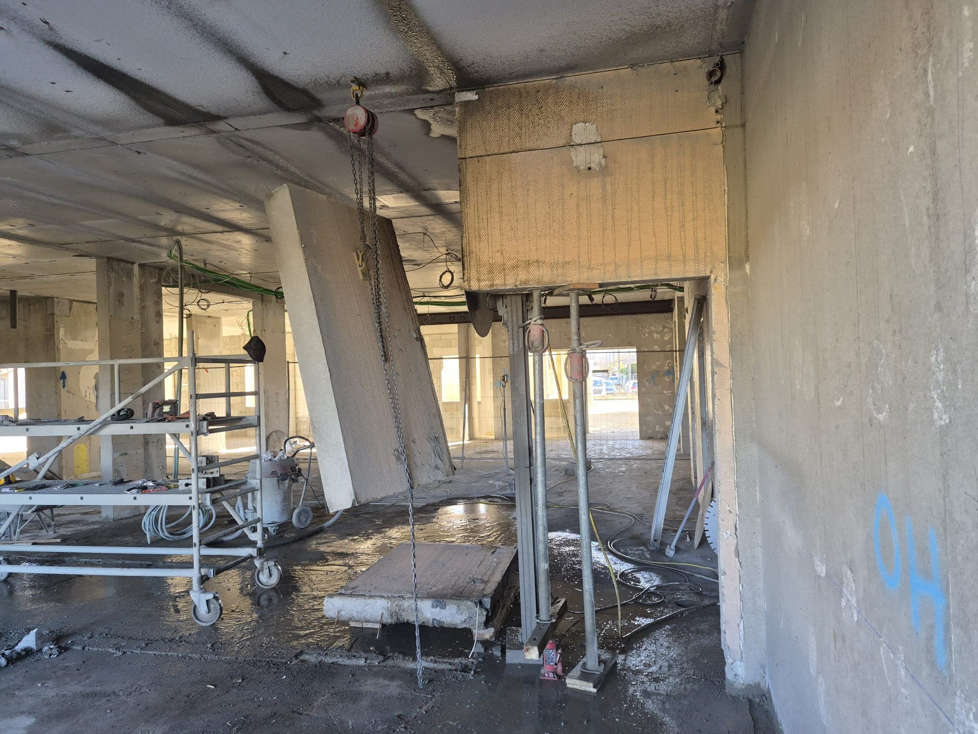 Démolition contrôlée d'une dalle béton par palan