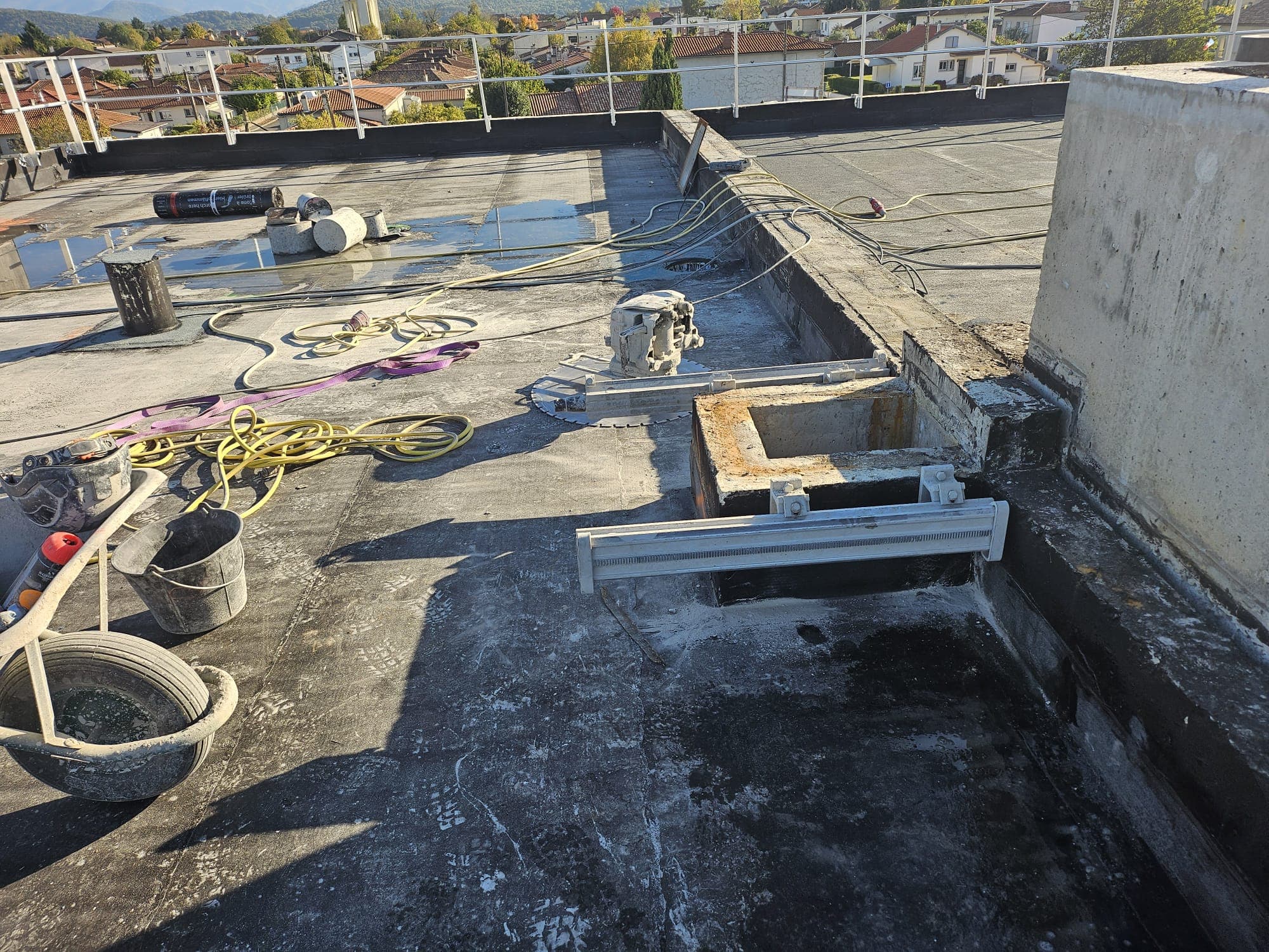 Chantier de sciage sur toiture-terrasse avec vue sur le paysage