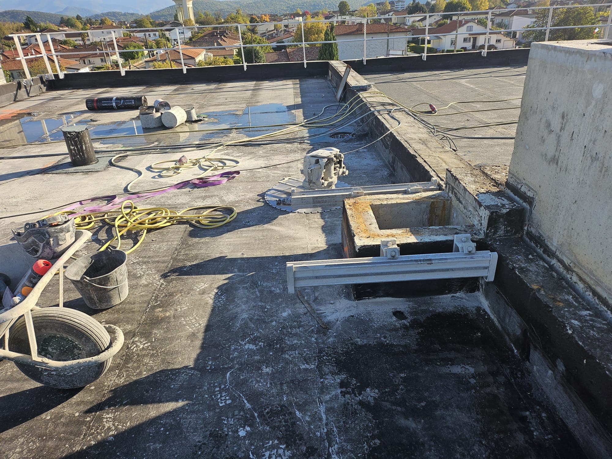 Sciage sur toiture-terrasse, vue panoramique