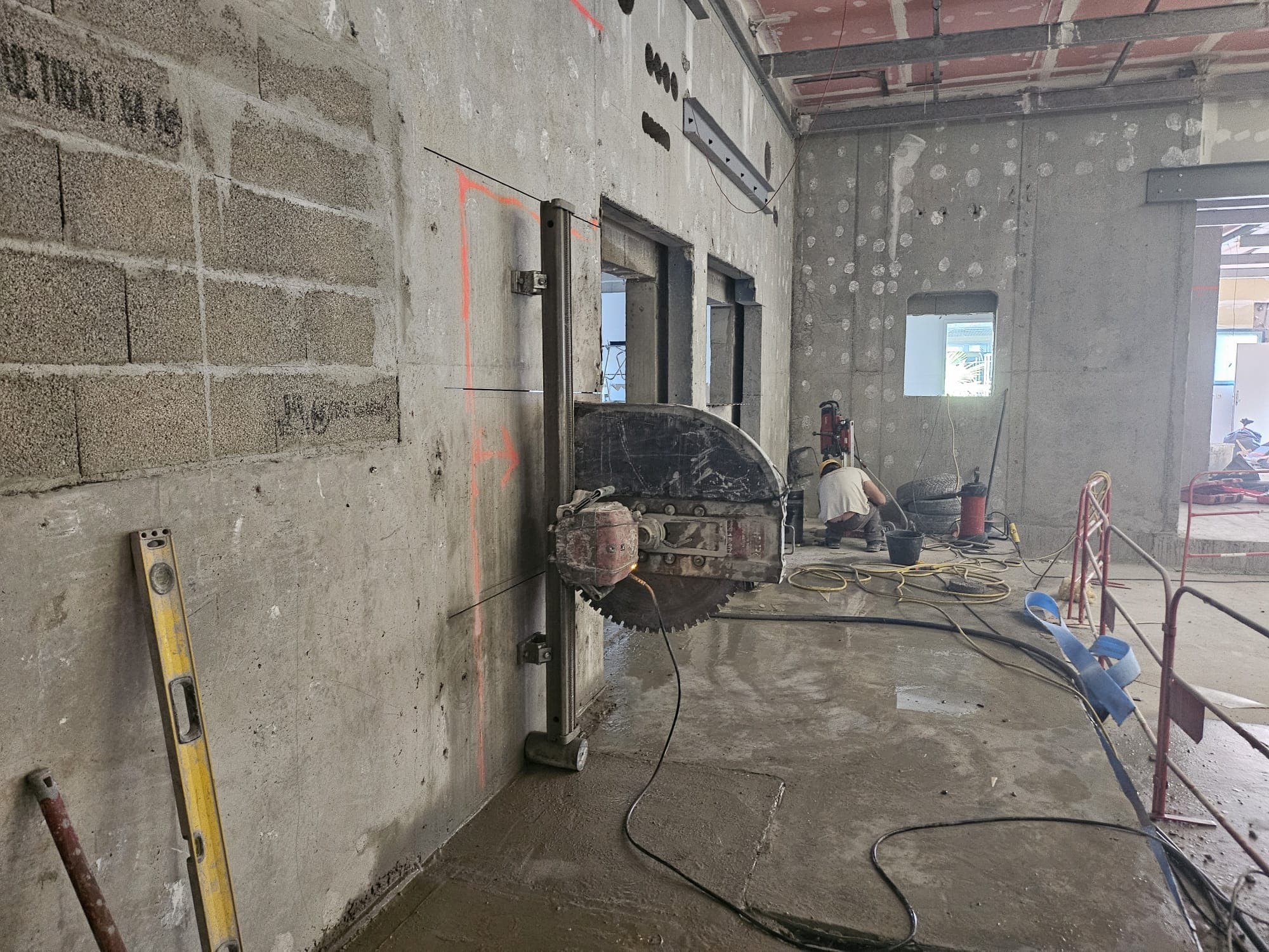 Sciage mural avec opérateur sur chantier actif