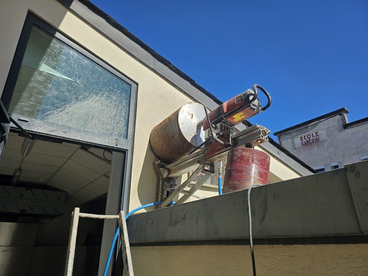 Carottage extérieur au diamant sur façade, carotteuse professionnelle