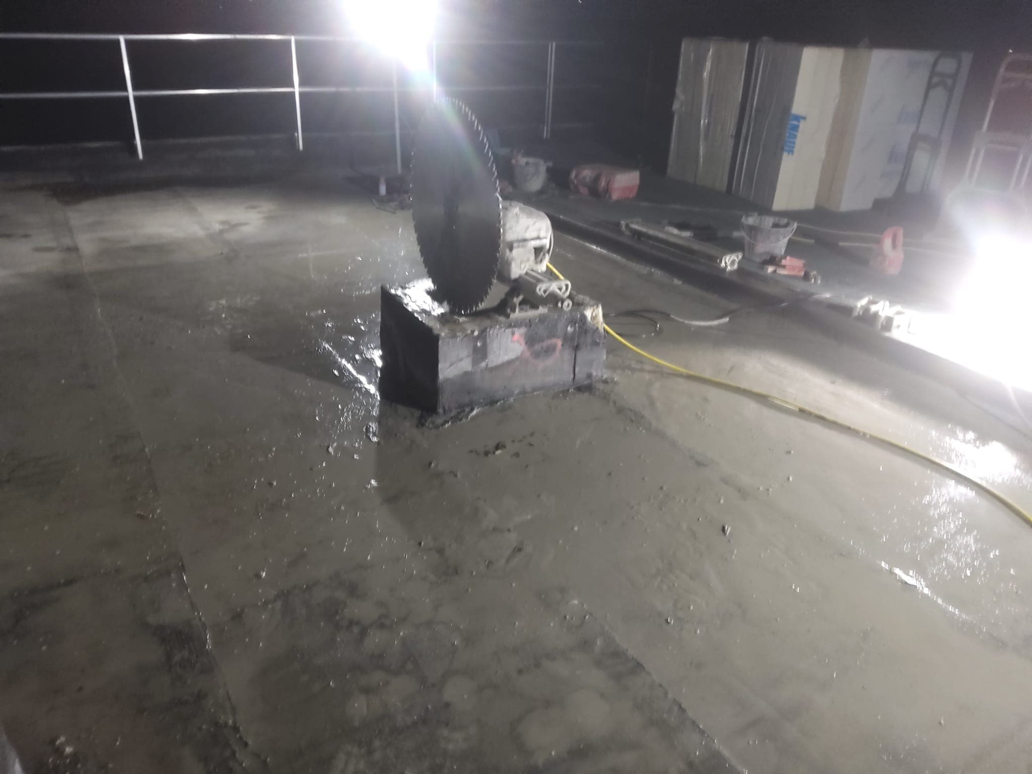 Rabotage de dalle béton avec scie au sol